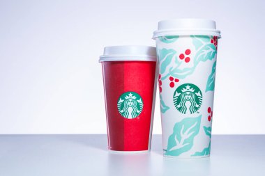 Chiang Mai, Tayland - 31 Aralık 2018 - Starbucks ev tatil 2018 Chiang Mai, Tayland Deember 31, beyaz arka plan beyaz masada bardak çeşitli tasarımlar sıraya al