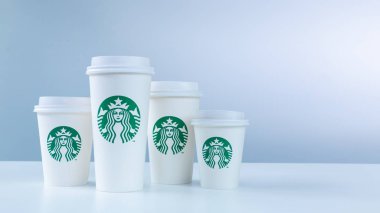 Chiang Mai, Tayland - 31 Aralık 2018 - Starbucks beyaz ev kahve fincanı kadar çeşitli boyutları çizgi Chiang Mai, Tayland tarihinde 31 Aralık 2018 beyaz arka plan beyaz masada al