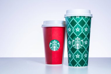 Chiang Mai, Tayland - 31 Aralık 2018 - Starbucks ev tatil 2018 Chiang Mai, Tayland Deember 31, beyaz arka plan beyaz masada bardak çeşitli tasarımlar sıraya al