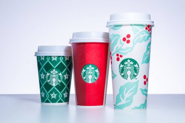 Chiang Mai, Tayland - 31 Aralık 2018 - Starbucks ev tatil 2018 Chiang Mai, Tayland Deember 31, beyaz arka plan beyaz masada bardak çeşitli tasarımlar sıraya al