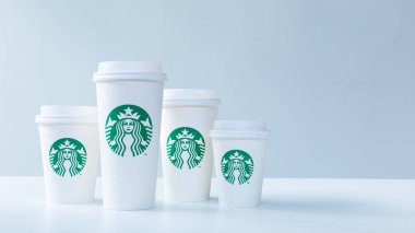 Chiang Mai, Tayland - 31 Aralık 2018 - Starbucks beyaz ev kahve fincanı kadar çeşitli boyutları çizgi Chiang Mai, Tayland tarihinde 31 Aralık 2018 beyaz arka plan beyaz masada al