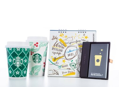 Chiang Mai, Tayland - 1 Ocak 2019 - Starbucks 2019 takvim ve güç ödül hediye banka ve Chiang Mai, Tayland 1 Ocak 2019 üzerinde beyaz arka plan üzerinde ev tatil Kupası hat almak yukarıya