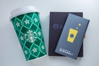Chiang Mai, Tayland - 1 Ocak 2019 - Starbucks banka ödül hediye güç ve ev tatil kahve fincanı satır Chiang Mai, Tayland beyaz arka plan üzerinde 1 Ocak 2019 kabul