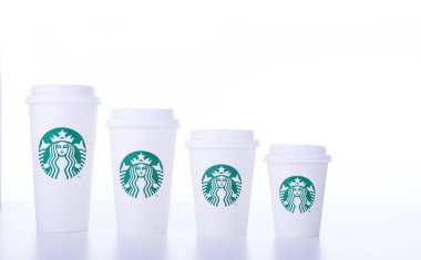 Chiang Mai, Tayland - 31 Aralık 2018 - Starbucks beyaz ev kahve fincanı kadar çeşitli boyutları çizgi Chiang Mai, Tayland tarihinde 31 Aralık 2018 beyaz arka plan beyaz masada al