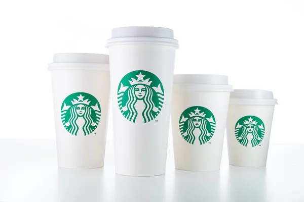 Chiang Mai, Tayland - 1 Ocak 2019 - Starbucks beyaz Chiang Mai, Tayland 1 Ocak 2019 üzerinde beyaz arka plan beyaz masaya kadar çeşitli boyutları çizgi ev bardak sürebilir
