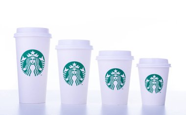 Chiang Mai, Tayland - 31 Aralık 2018 - Starbucks beyaz ev kahve fincanı kadar çeşitli boyutları çizgi Chiang Mai, Tayland tarihinde 31 Aralık 2018 beyaz arka plan beyaz masada al