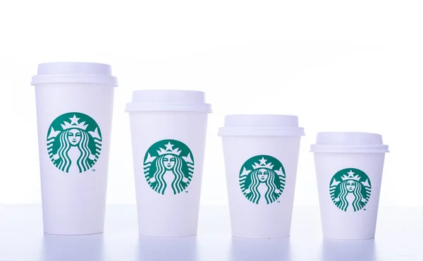 Chiang Mai, Tayland - 31 Aralık 2018 - Starbucks beyaz ev kahve fincanı kadar çeşitli boyutları çizgi Chiang Mai, Tayland tarihinde 31 Aralık 2018 beyaz arka plan beyaz masada al