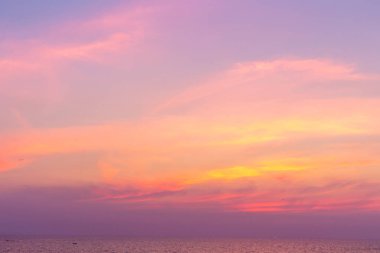 Renkli gökyüzü ve okyanus günbatımı, doğa sırasında