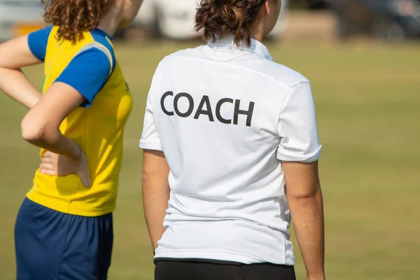 Achterkant Sport Trainer Coach Shirt Dragen Bij Een Buitensport Field — Stockfoto