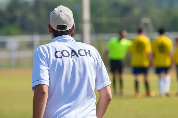 Rückansicht Eines Männlichen Fußballtrainers Weißen Trainerhemd Auf Einem Sportplatz Der — Stockfoto