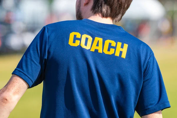 Costas Ônibus Esporte Masculino Vestindo Camisa Azul Com Texto Amarelo — Fotografia de Stock