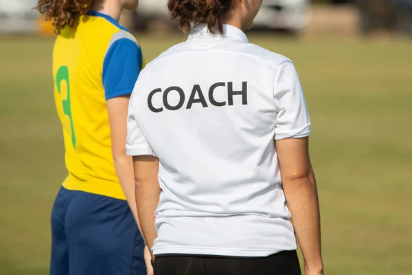 Rückseite Des Trainers Trainerhemd Auf Einem Outdoor Sportplatz Mit Einem — Stockfoto