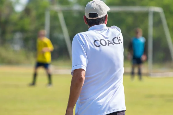 Rückseite Eines Männlichen Fußballtrainers Weißen Trainerhemd Der Mit Seinem Fußballteam — Stockfoto
