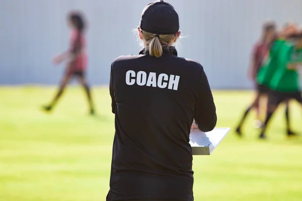 Rückansicht Einer Fußballtrainerin Schwarzen Trainerhemd Auf Einem Außensportplatz Die Ihrem — Stockfoto
