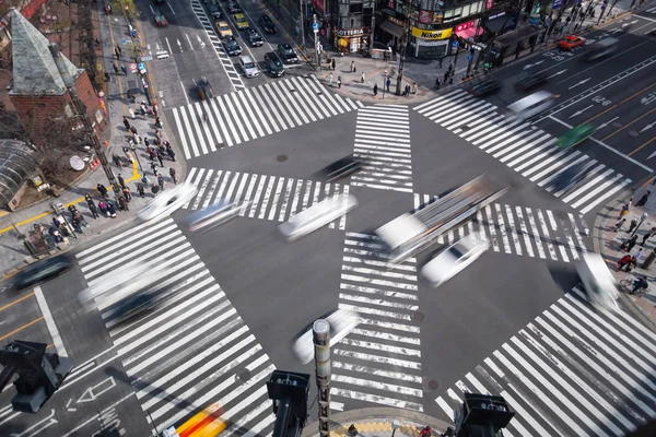 Tokio, Japón - 22 de febrero de 2019 - coches corren cruzando la calle entre —  Fotos de Stock
