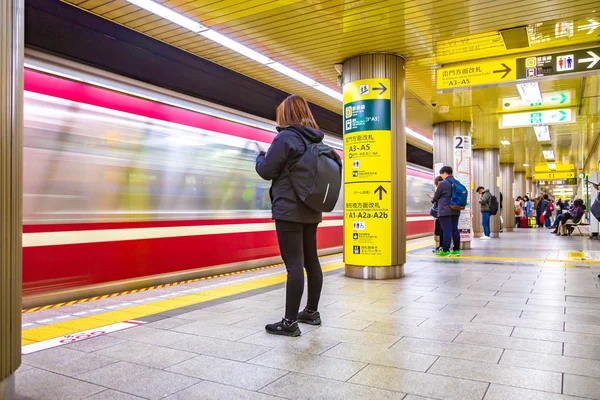 Tokyo Japan February 2019 Commuters Wait Train Stop Get One — Stock Photo, Image