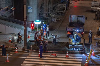 Odaiba şehrinin Jananese inşaat işçileri kaldırım sabitleme