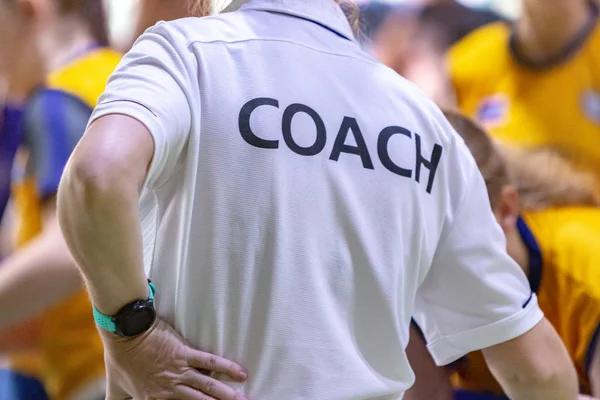 Жіночі тренери в білій сорочці COACH — стокове фото