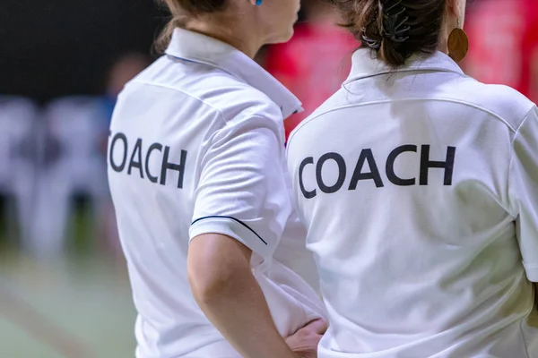 Entrenadores femeninos en camisa blanca COACH — Foto de Stock