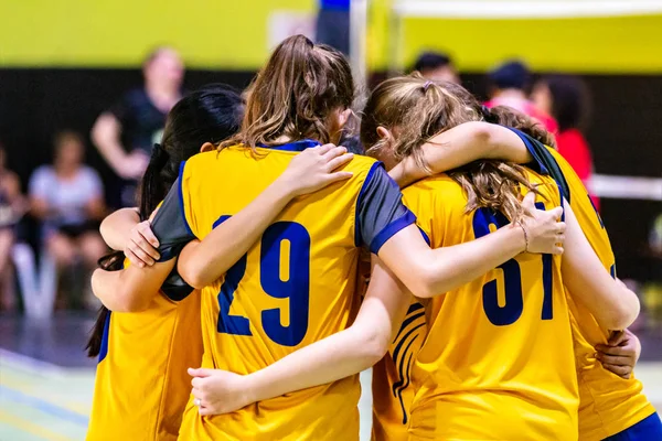 Kadın voleybolcular başlamadan önce bir araya 