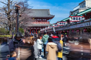 Turistler ve yerel Japonlar Asaku'daki Famose Asakusa tapınağını ziyaret etti
