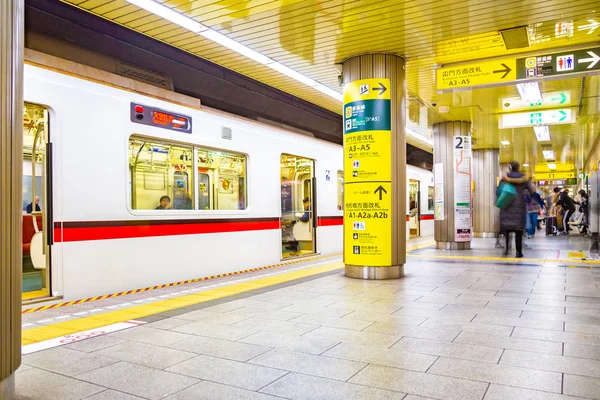 Dojeżdżających do pracy czekać na pociąg metra w stacji metra w Tokio — Zdjęcie stockowe