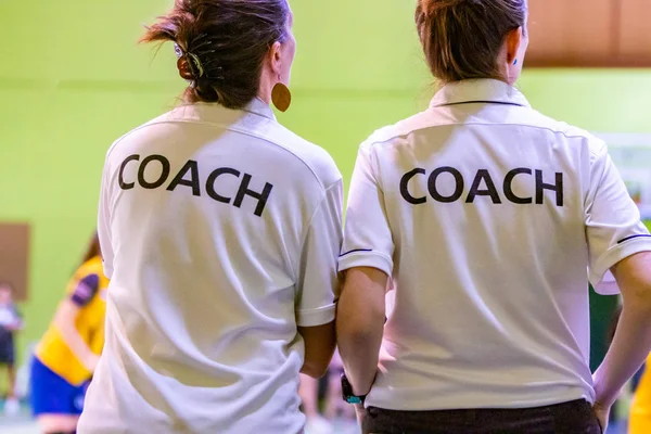 Treinadores femininos em camisa branca COACH — Fotografia de Stock