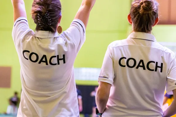Vrouwelijke coaches in witte coach shirt — Stockfoto