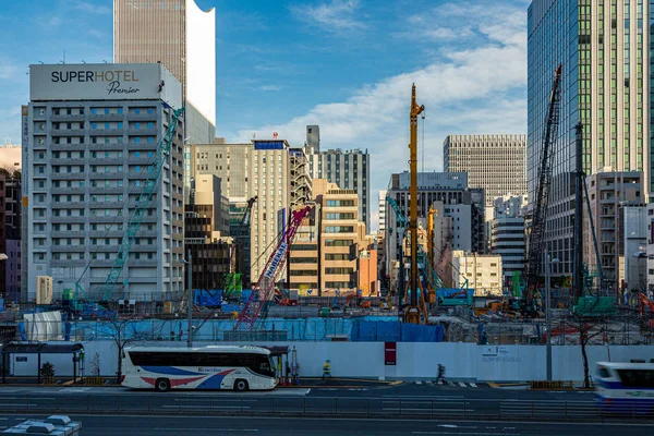 Uitzicht op reizende auto's rijden op een straat tegen bouw bouw — Stockfoto