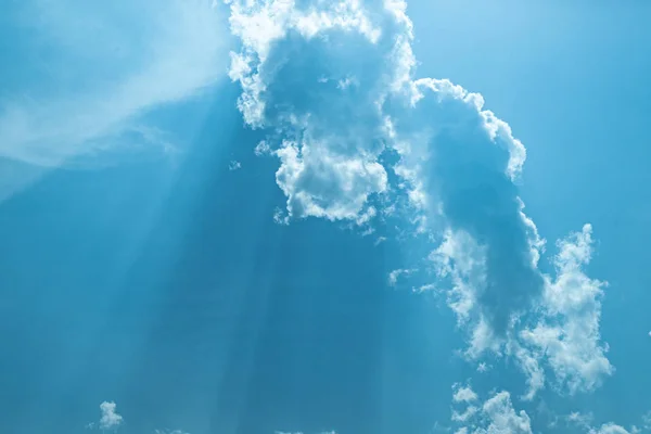 Sonniger blauer Himmel mit sanften Wolken und strahlender Sonne gegen grüne Sonne — Stockfoto