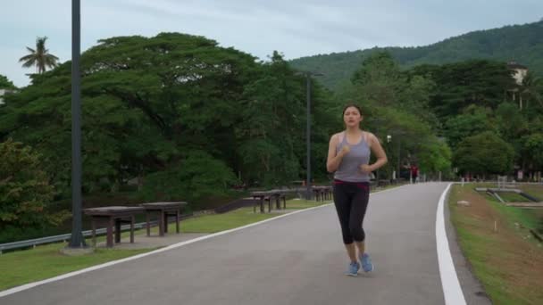 Hermosa Mujer Atleta Asiática Corriendo Durante Ejercicio Matutino Parque Del — Vídeos de Stock