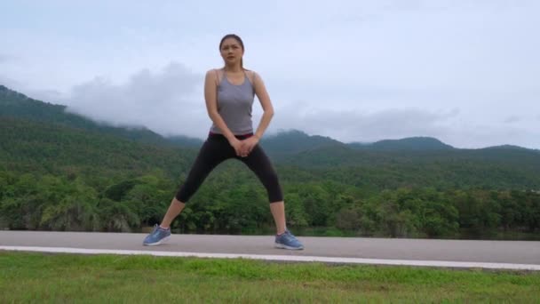 Hermosa Mujer Atleta Asiática Haciendo Ejercicio Matutino Parque Del Lago — Vídeo de stock