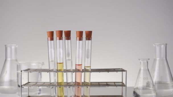 Mão Masculina Colocando Laboratório Química Tubos Ensaio Com Líquido Azul — Vídeo de Stock