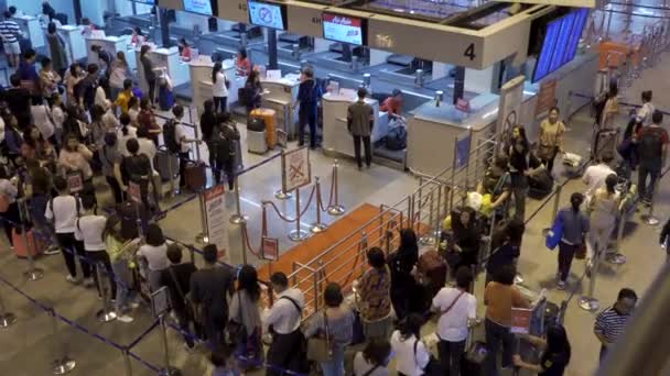 2019년 승객들이 2019년 방콕의 국제공항 체크인 카운터에서 항공편을 체크인하기 기다립니다 — 비디오