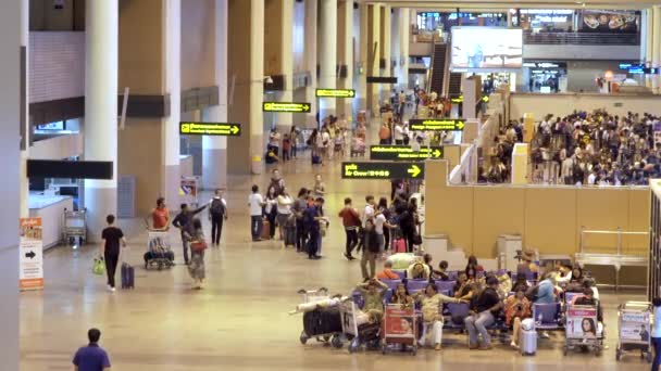 Bangkok Tailândia Julho 2019 Passageiros Viajantes Internacionais Esperam Fila Dentro — Vídeo de Stock