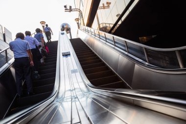Japon insanlar yaya güvertesine çıkmak için açık yürüyen merdiven kullanarak