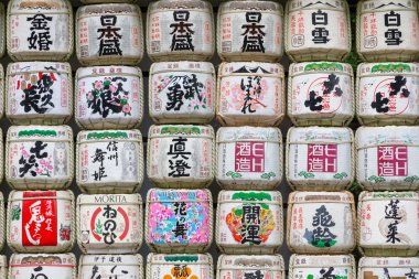 Sake varil Meiji Tapınağı'nın girişinin önünde ekranda sıraya