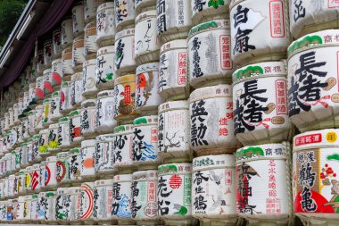 Sake varil Meiji Tapınağı'nın girişinin önünde ekranda sıraya