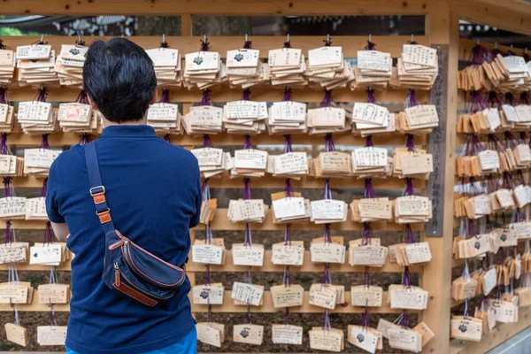 Токіо, Японія-14 червня 2015-EMA таблетки, японські дерев'яні бажаючі таблетки — стокове фото
