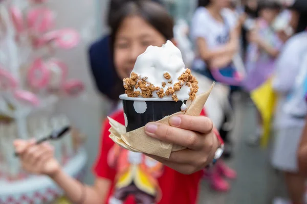 Jovem menina asiática feliz desfrutando de seu creme macio, sorvete japonês — Fotografia de Stock