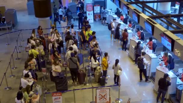 バンコク 2019年7月9日 2019年7月9日にタイのバンコクにあるドンムアン国際空港のチェックインカウンターでフライトチェックインを待つ乗客 — ストック動画