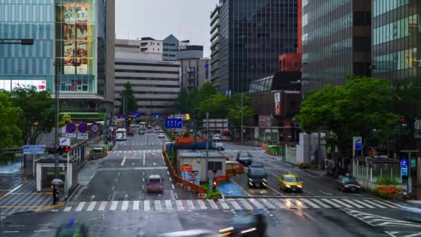 2019年7月13日 2019年7月13日雨天 汽车和公共汽车停靠在福冈街头的交通交叉口 — 图库视频影像