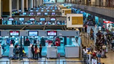 Bangkok, Tayland - 9 Temmuz 2019 - Yolcular 9 Temmuz 2019 tarihinde Bangkok, Tayland'daki Don Muang Uluslararası Havaalanı check-in kontuarlarında uçuşlarını kontrol etmek için kuyrukta bekliyor