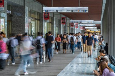 Fukuoka, J otobüs istasyonu üzerinde yürüyen köprü üzerinde yürüyen insanlar