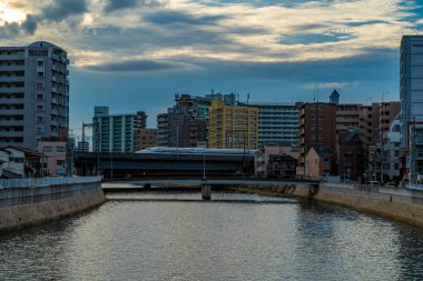 Fukuoka, Japonya - 12 Temmuz 2019 - Nehir, 12 Temmuz 2019 akşamı Japonya'nın Fukuoka şehrinden geçiyor.