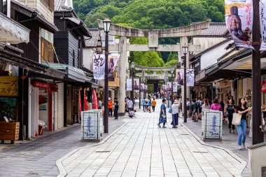 Turistler ve yerel Japon halkı, dazaifu, Japonya ünlü Tenmangu Tapınağı giden, dükkanlar ile çevrili, ana yol boyunca yürümek