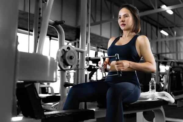 Young beautiful fit woman working out in the gym — Stock Photo, Image