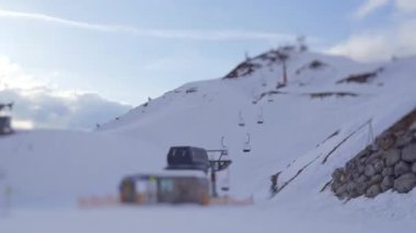 Nordkette kayak merkezinin üstündeki teleferik görüntüsü, minyatür eğim lens efekti