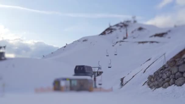Nordkette滑雪胜地顶部坐椅升降的时滞视图 微型倾斜移位透镜效应 — 图库视频影像