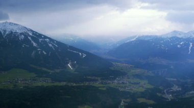 Innsbruck dağ sırasının manzarası ve Nordkette kayak alanından görünen şehir